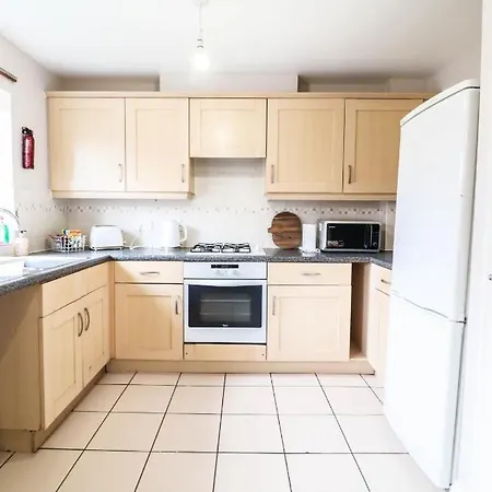 Comfortable 4-Bedroom Home With Free Wifi And Driveway Hillingdon Exterior photo