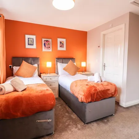 Comfortable 4-Bedroom Home With Free Wifi And Driveway Hillingdon Exterior photo