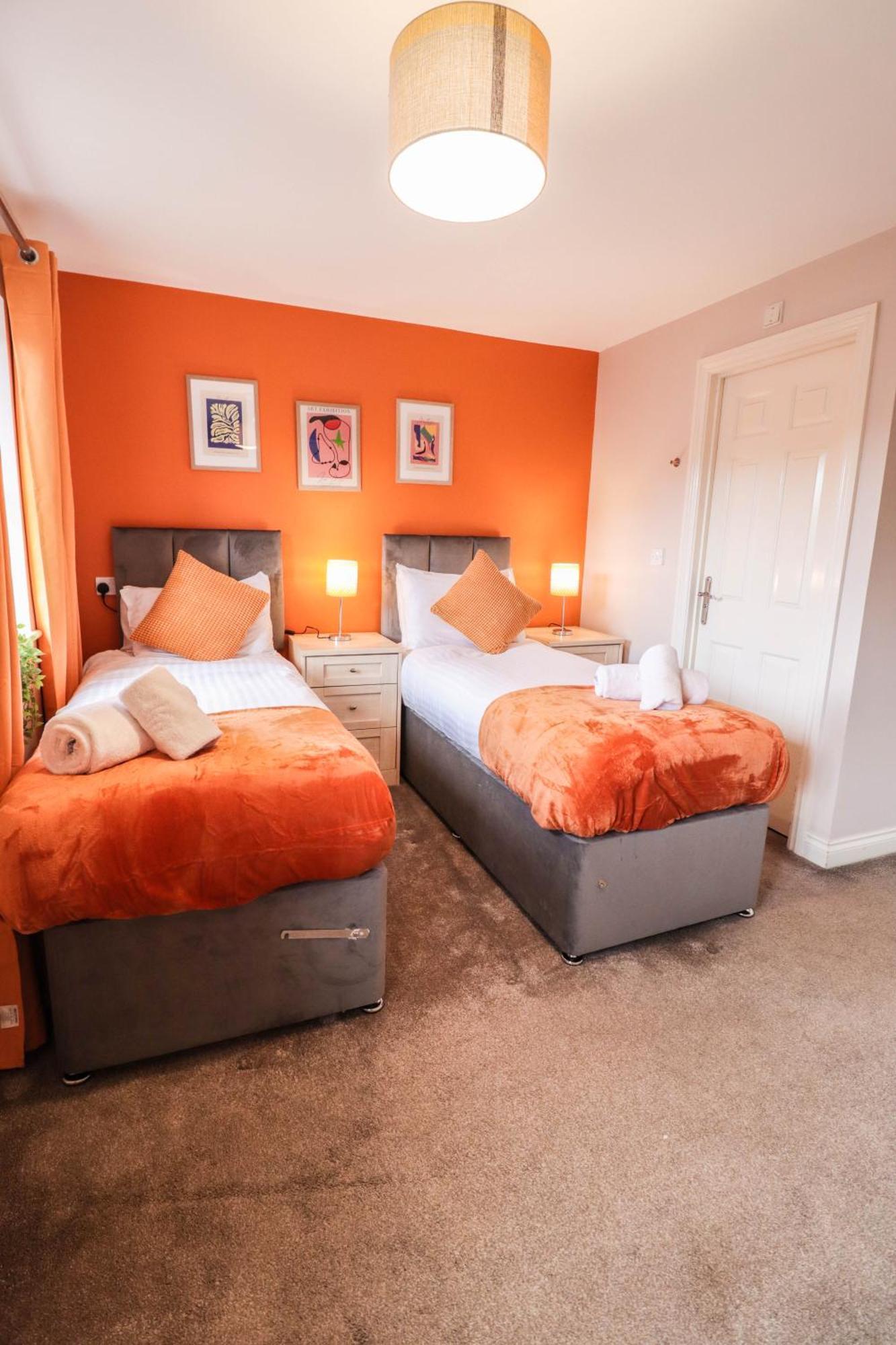 Comfortable 4-bedroom With Free Wifi And Driveway *
