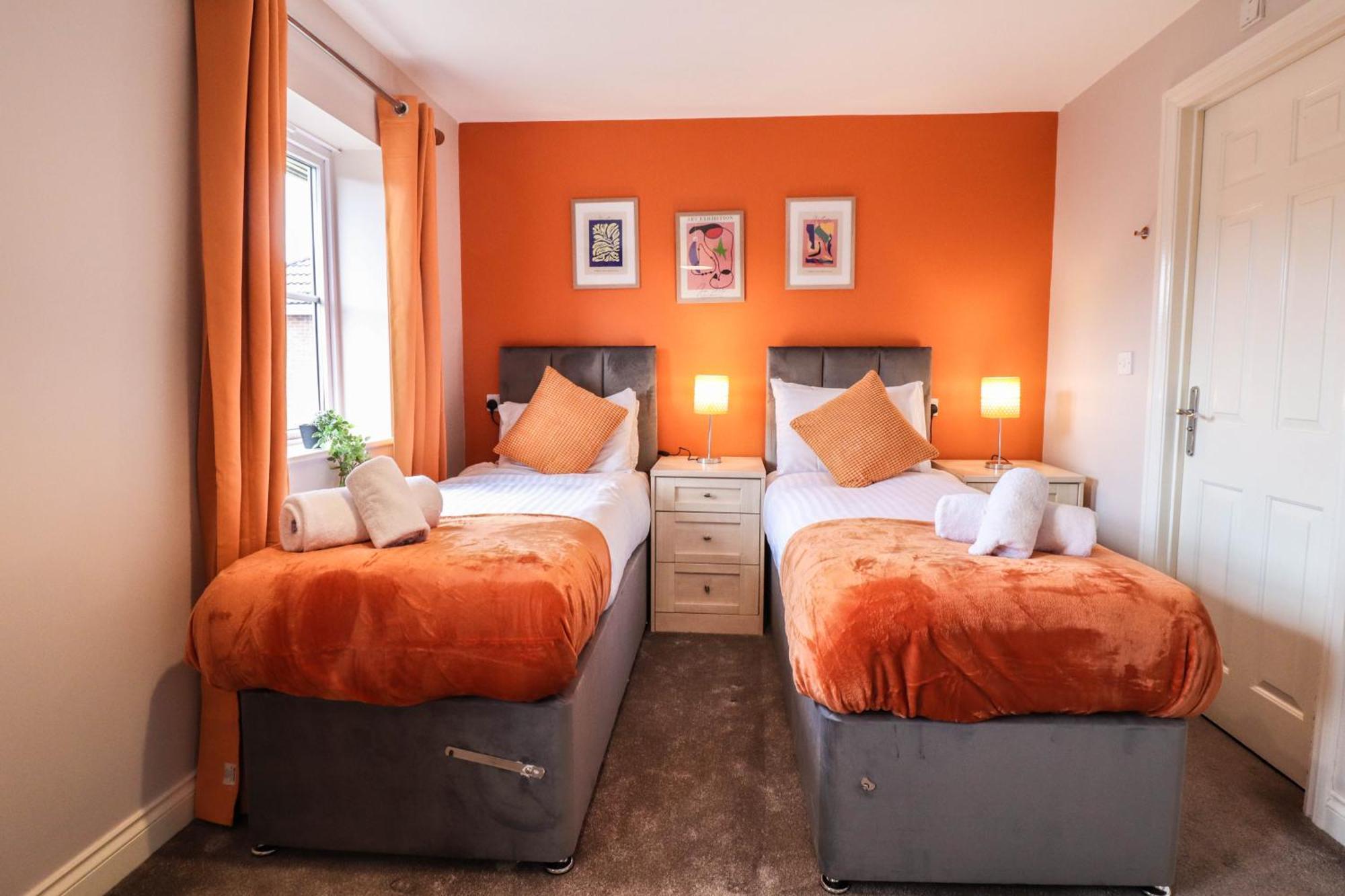 Comfortable 4-bedroom With Free Wifi And Driveway