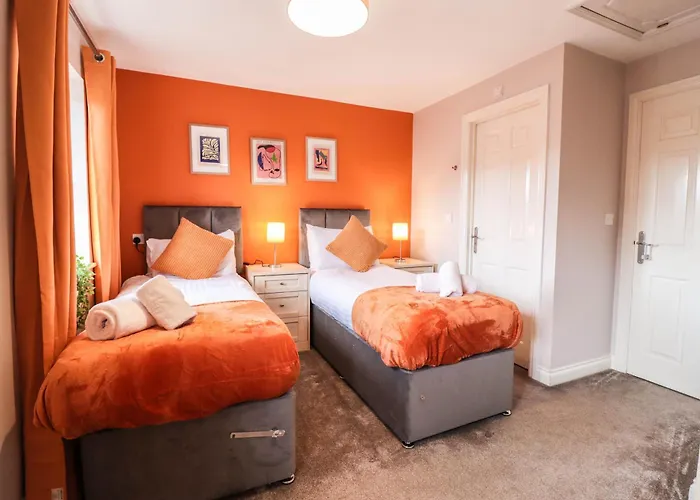 Comfortable 4-Bedroom Home With Free Wifi And Driveway