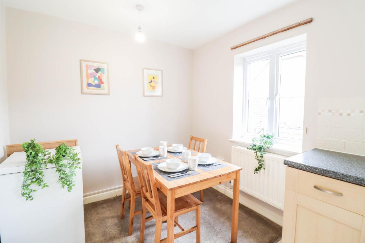 Comfortable 4-bedroom With Free Wifi And Driveway *