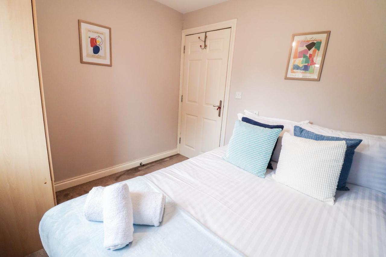 Comfortable 4-bedroom With Free Wifi And Driveway Holiday home
