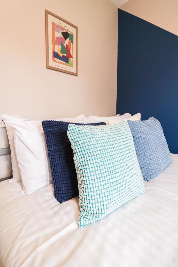 Comfortable 4-bedroom With Free Wifi And Driveway *