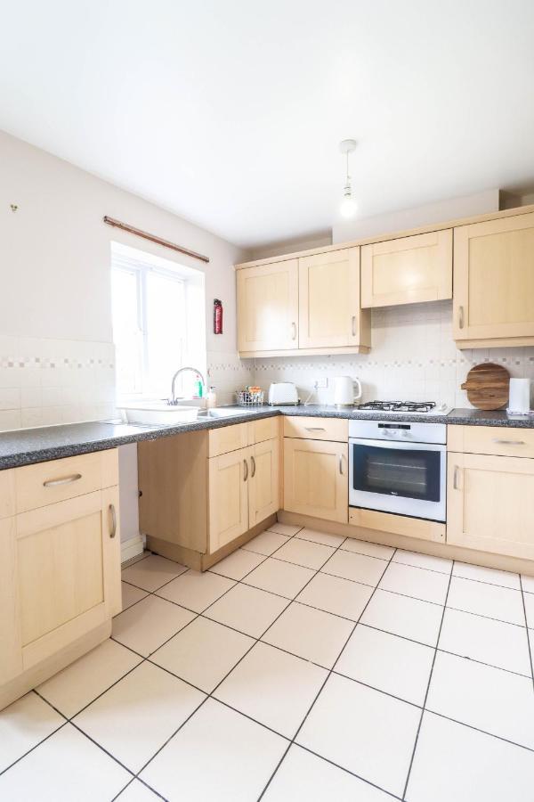 Comfortable 4-bedroom With Free Wifi And Driveway * Hillingdon