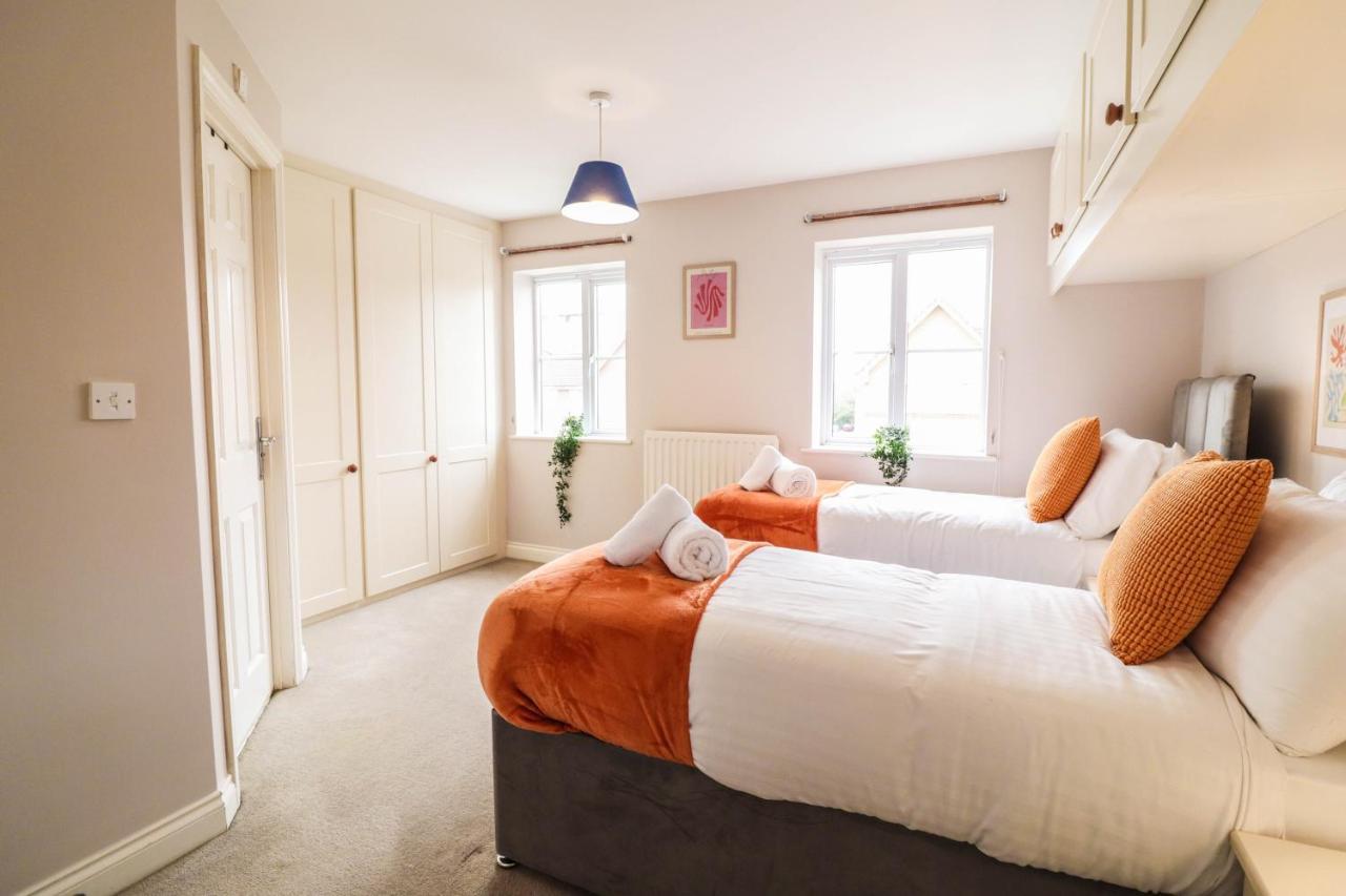 Holiday home Comfortable 4-bedroom With Free Wifi And Driveway
