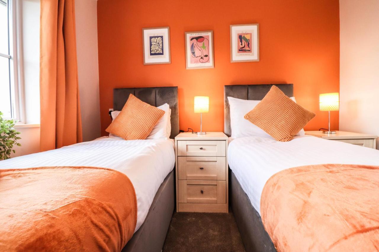 Comfortable 4-bedroom With Free Wifi And Driveway Holiday home Hillingdon
