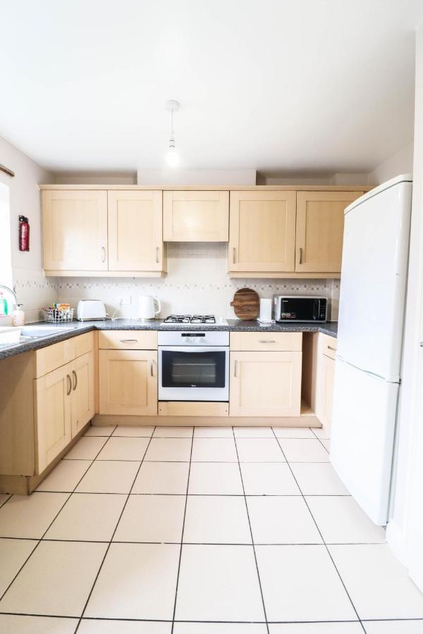 Comfortable 4-bedroom With Free Wifi And Driveway Hillingdon