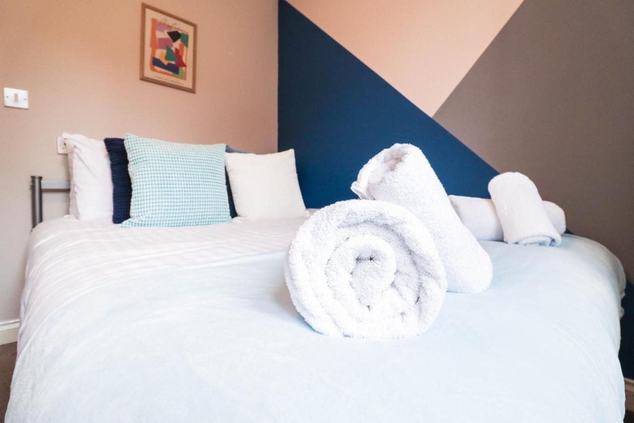 Comfortable 4-bedroom With Free Wifi And Driveway *