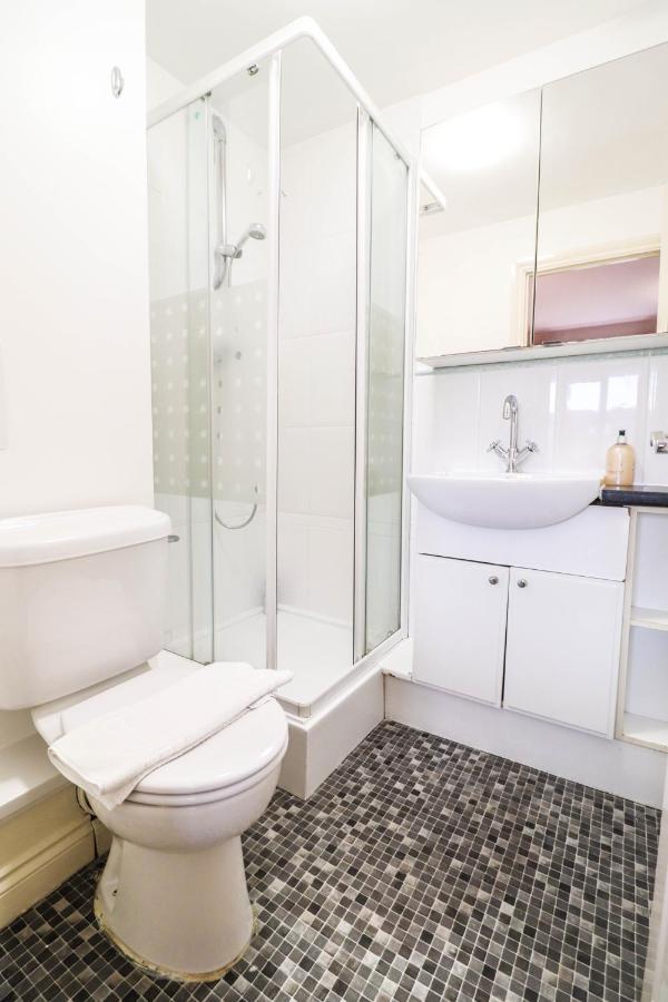 Comfortable 4-bedroom With Free Wifi And Driveway Holiday home *