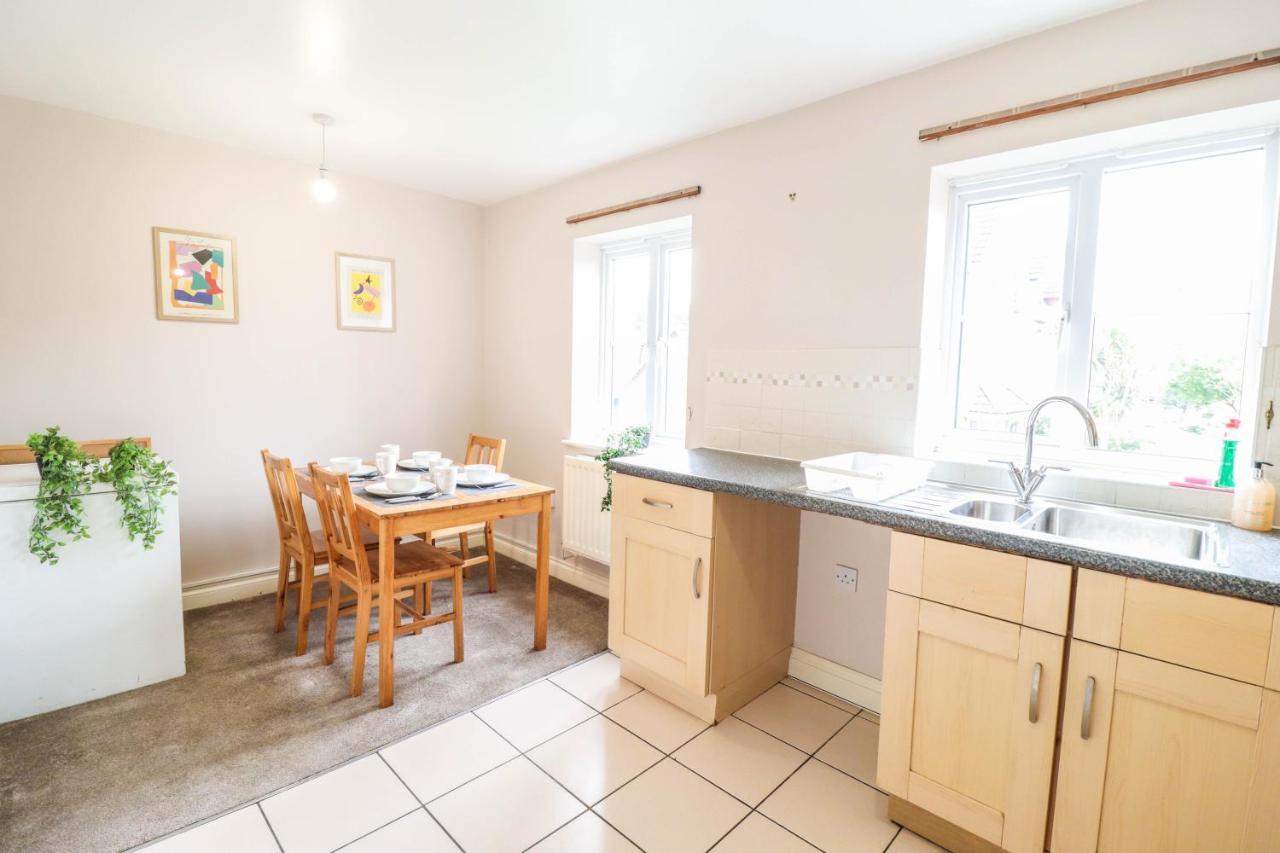 Holiday home Comfortable 4-bedroom With Free Wifi And Driveway