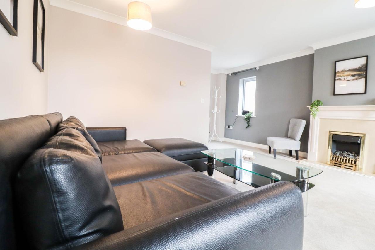 Holiday home Comfortable 4-bedroom With Free Wifi And Driveway *