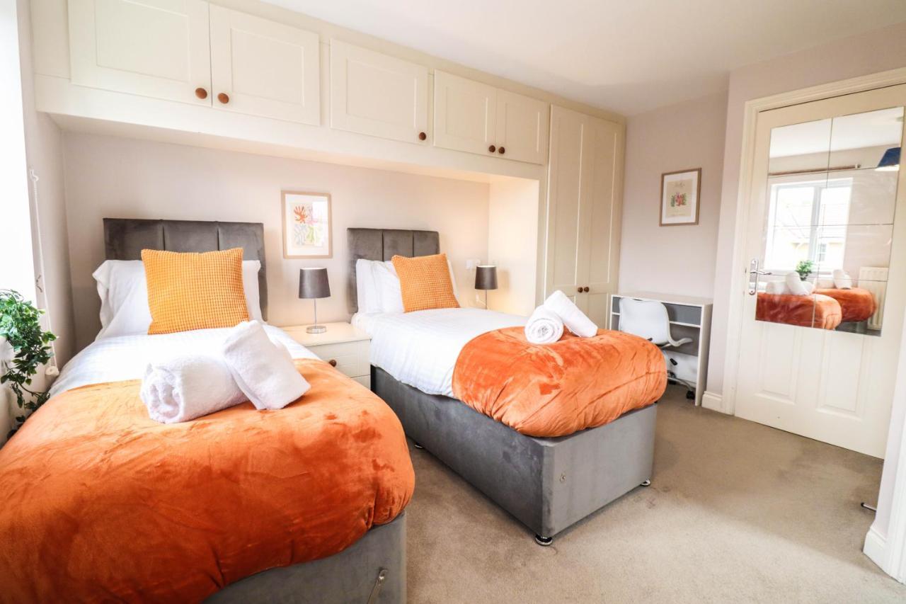 Holiday home Comfortable 4-bedroom With Free Wifi And Driveway