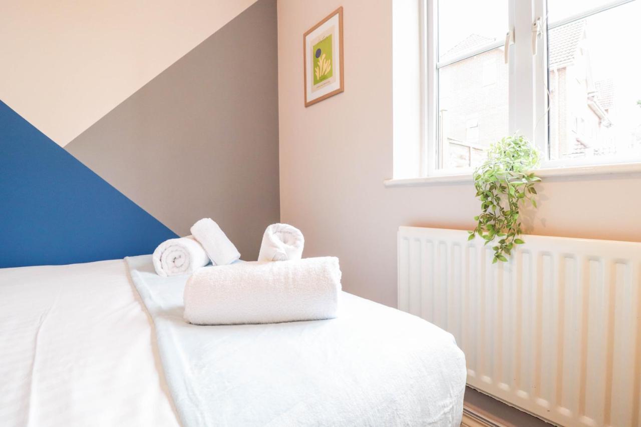 Comfortable 4-bedroom With Free Wifi And Driveway Holiday home Hillingdon