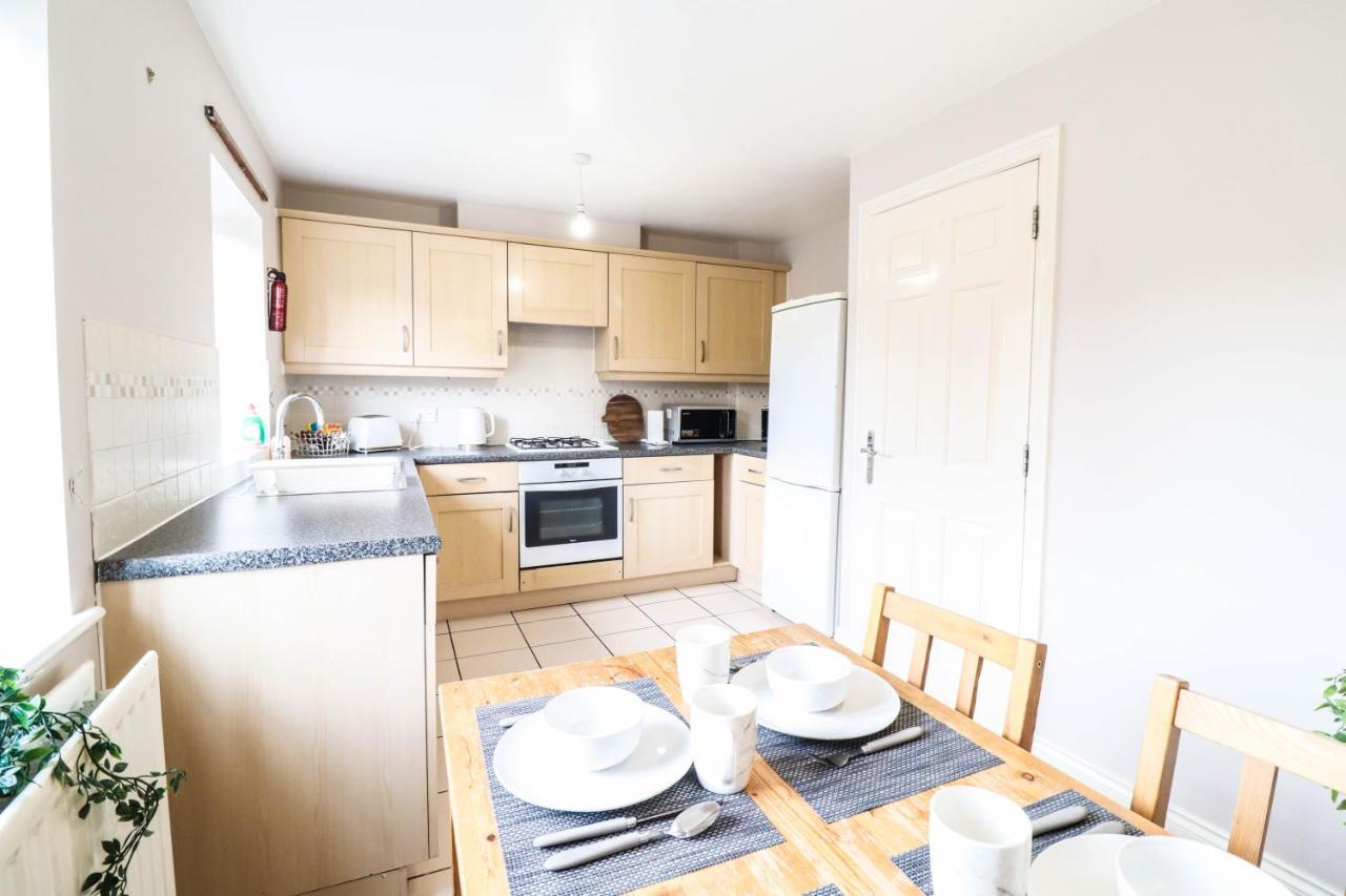 Comfortable 4-bedroom With Free Wifi And Driveway
