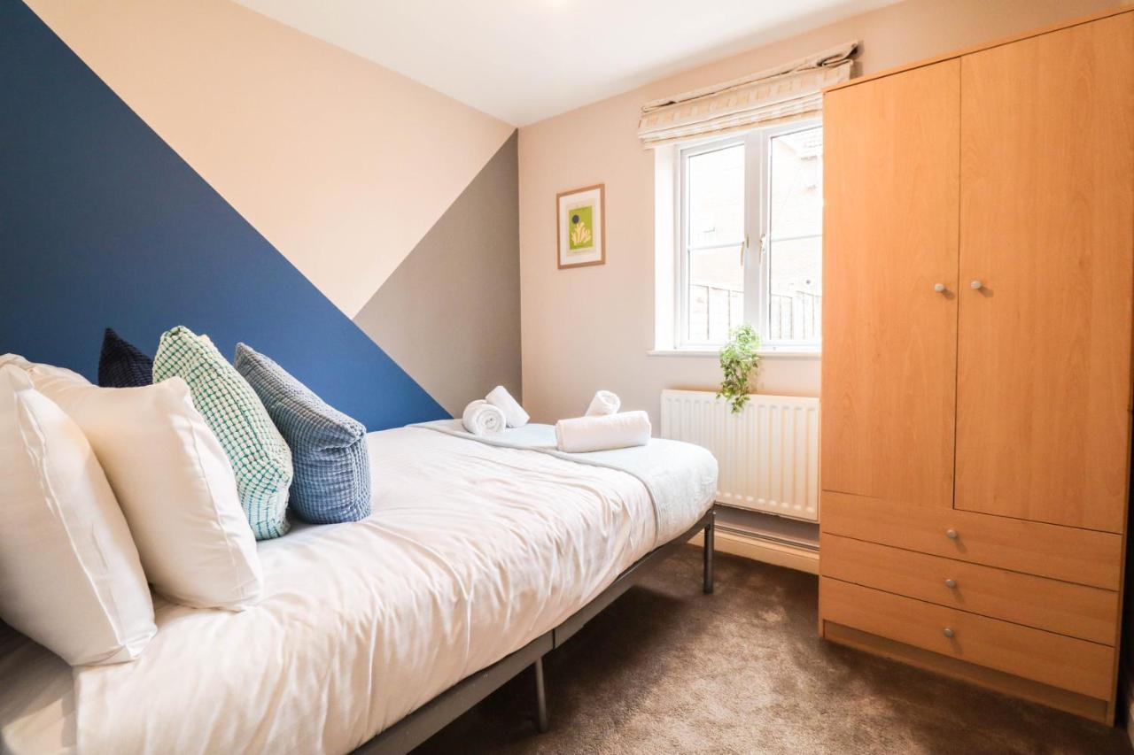 Comfortable 4-bedroom With Free Wifi And Driveway Holiday home
