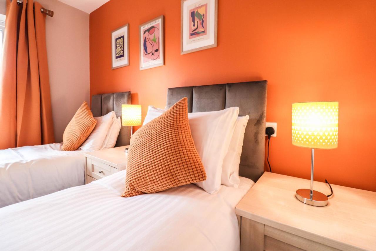 Holiday home Comfortable 4-bedroom With Free Wifi And Driveway Hillingdon