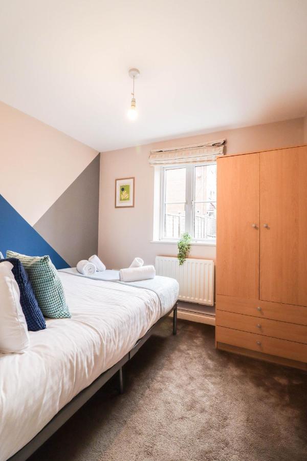 Holiday home Comfortable 4-bedroom With Free Wifi And Driveway