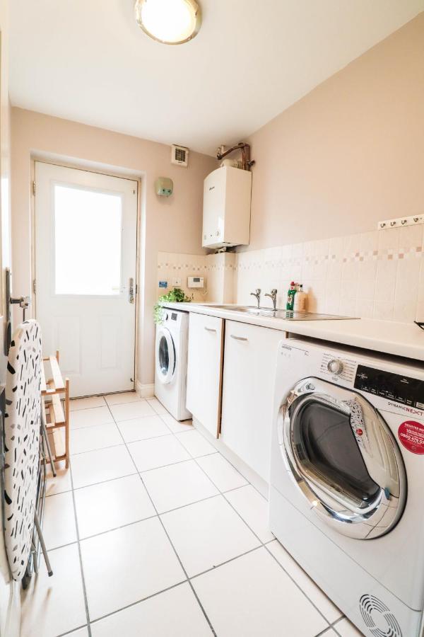 Comfortable 4-bedroom With Free Wifi And Driveway Hillingdon