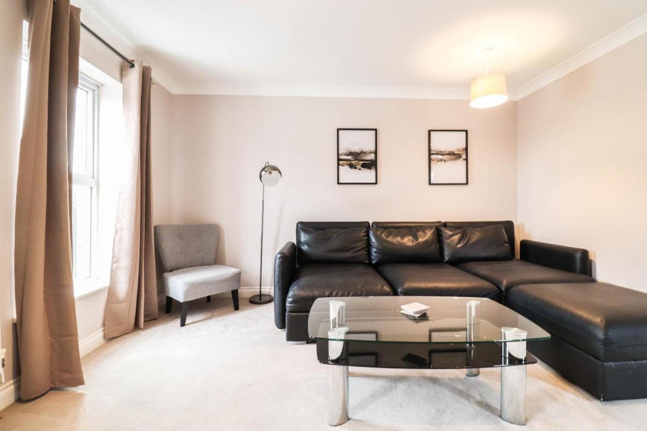 Comfortable 4-bedroom With Free Wifi And Driveway *