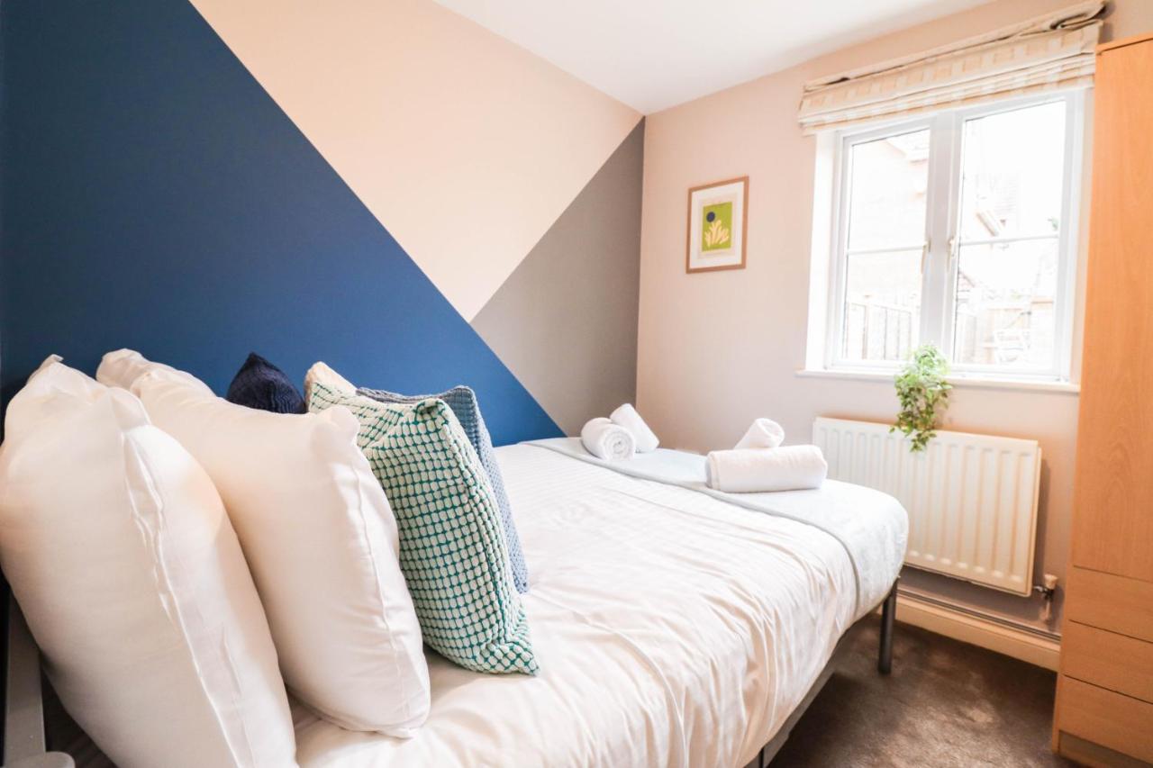 Holiday home Comfortable 4-bedroom With Free Wifi And Driveway