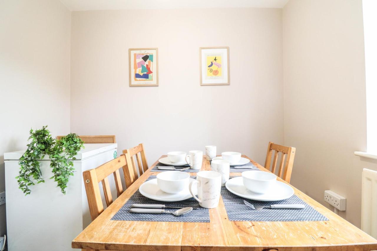 Holiday home Comfortable 4-bedroom With Free Wifi And Driveway *
