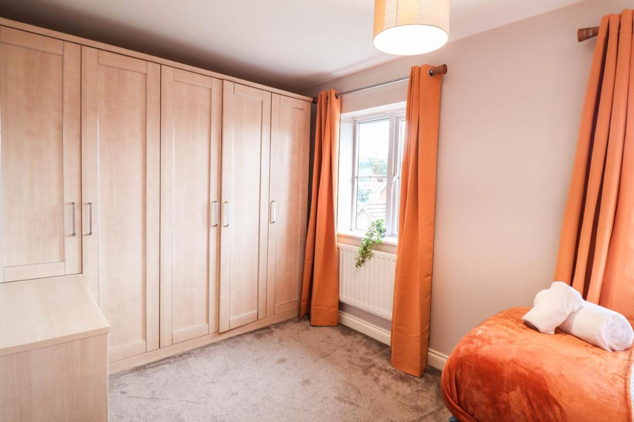 Comfortable 4-bedroom With Free Wifi And Driveway