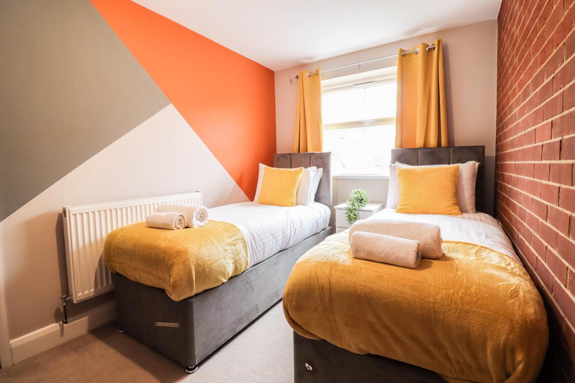 Comfortable 4-bedroom With Free Wifi And Driveway