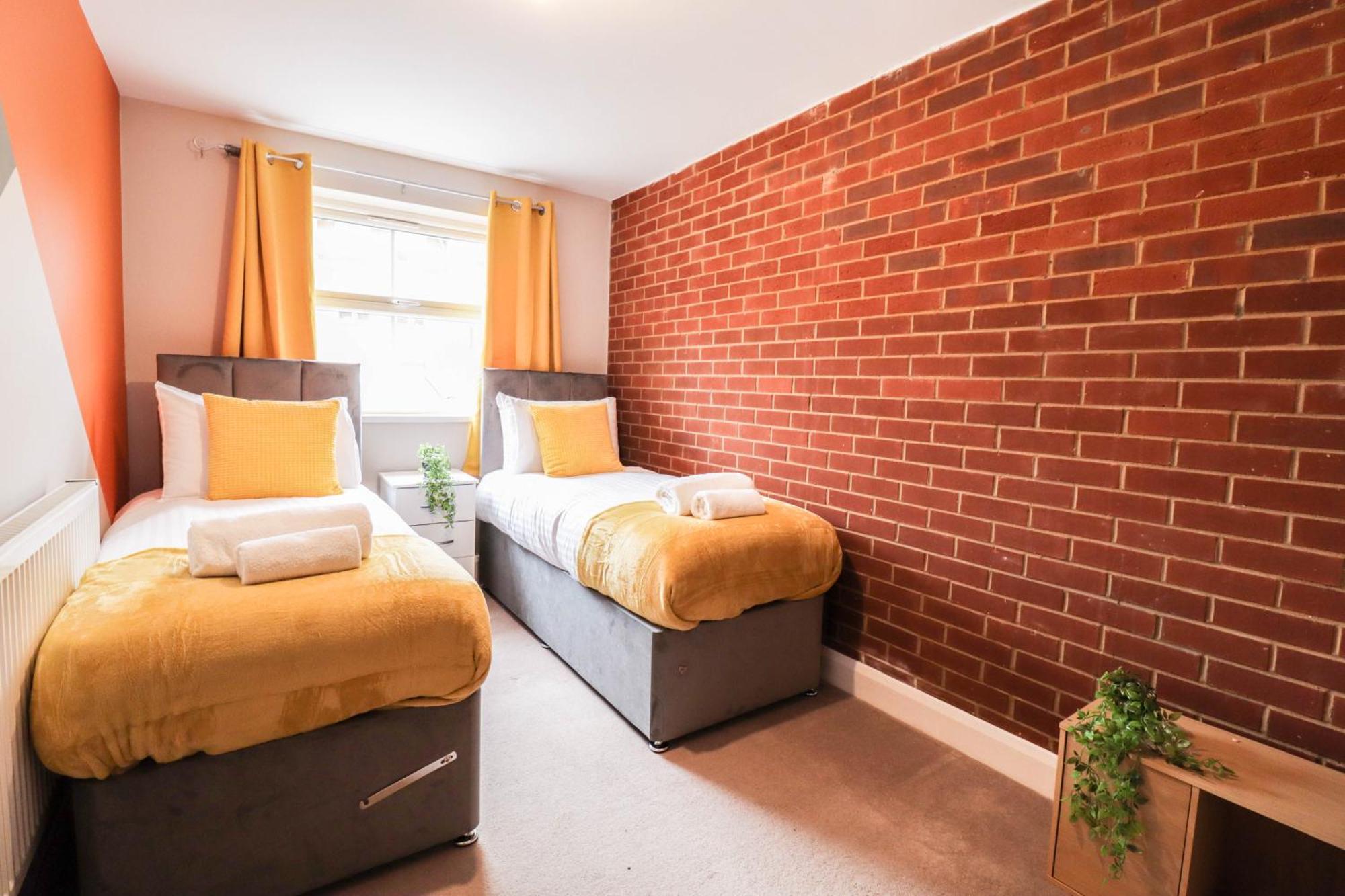 Holiday home Comfortable 4-bedroom With Free Wifi And Driveway Hillingdon
