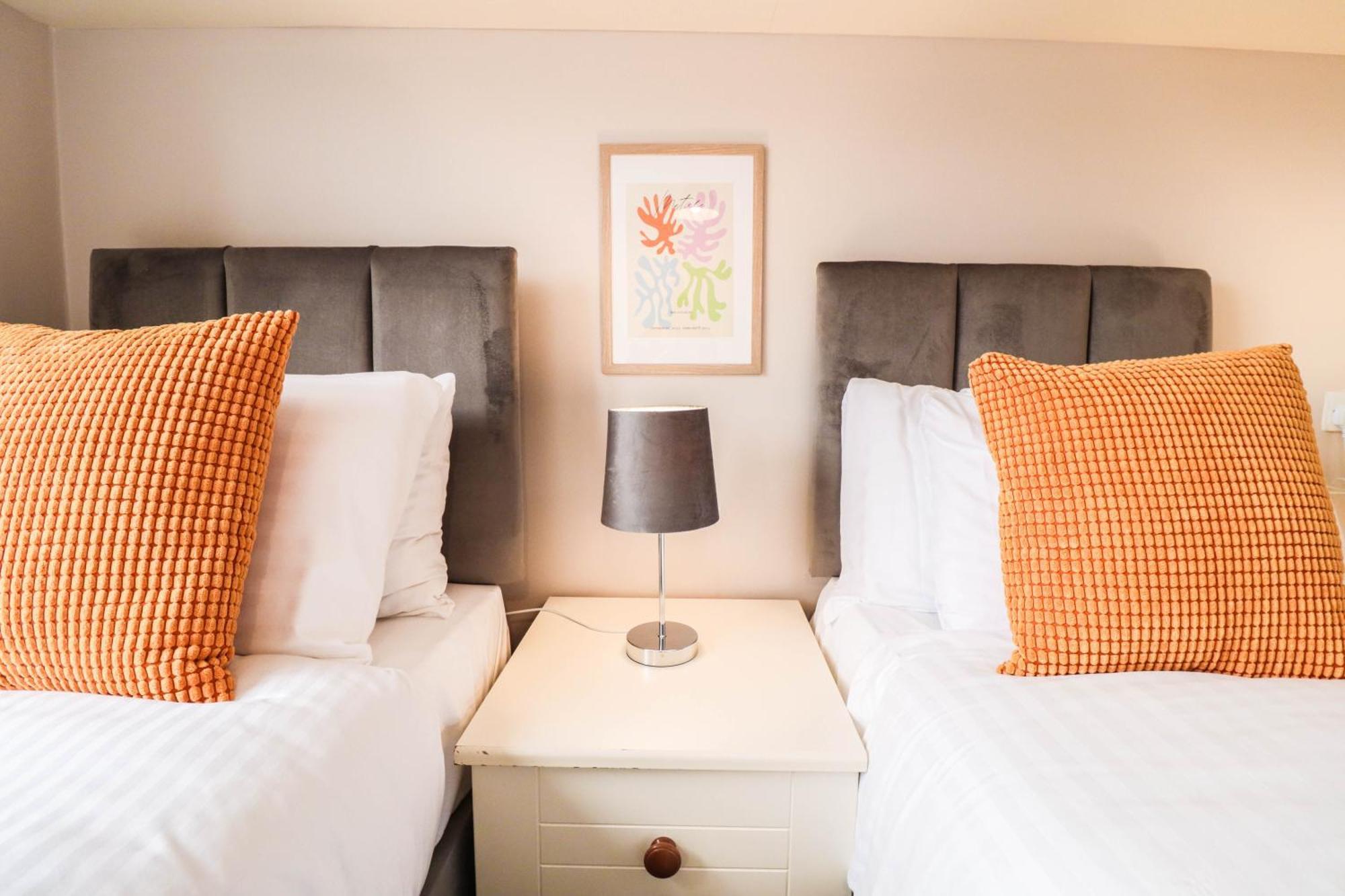 Holiday home Comfortable 4-bedroom With Free Wifi And Driveway