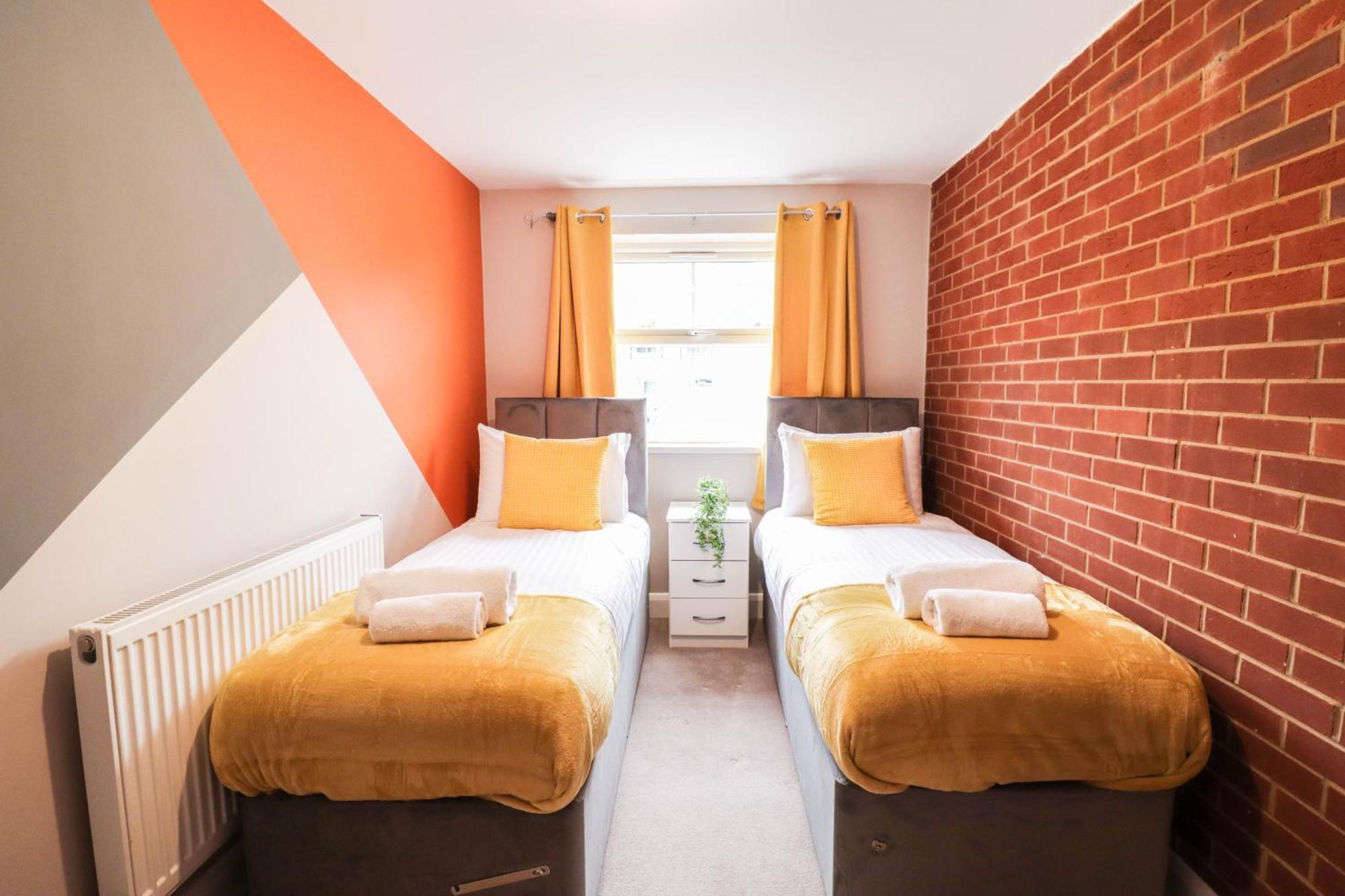 Holiday home Comfortable 4-bedroom With Free Wifi And Driveway *