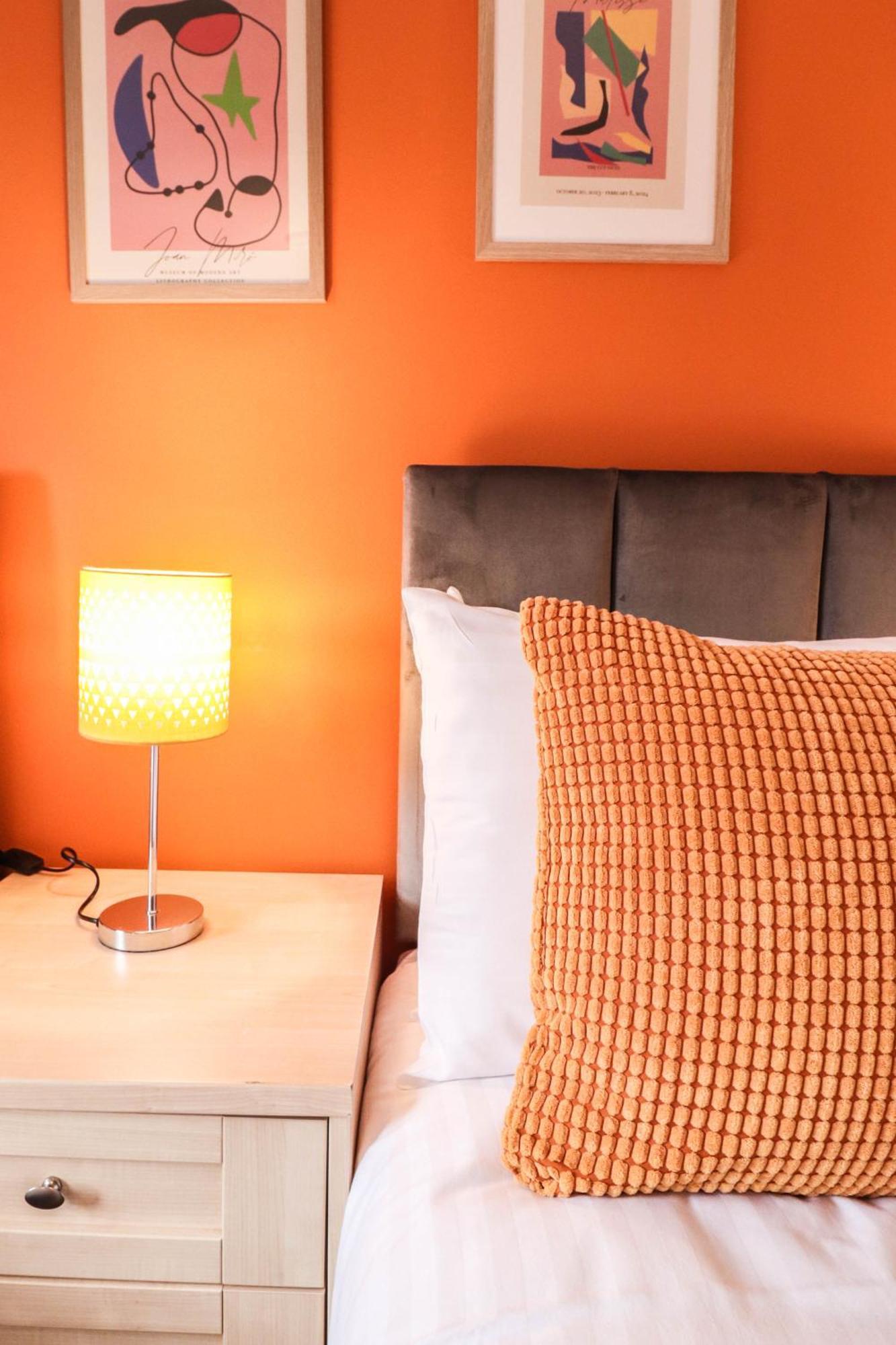 Comfortable 4-bedroom With Free Wifi And Driveway *