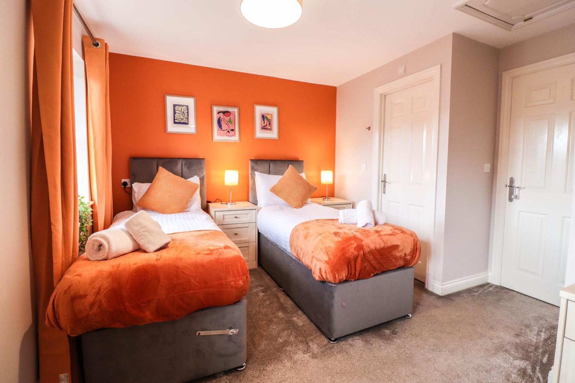 Comfortable 4-bedroom With Free Wifi And Driveway Holiday home