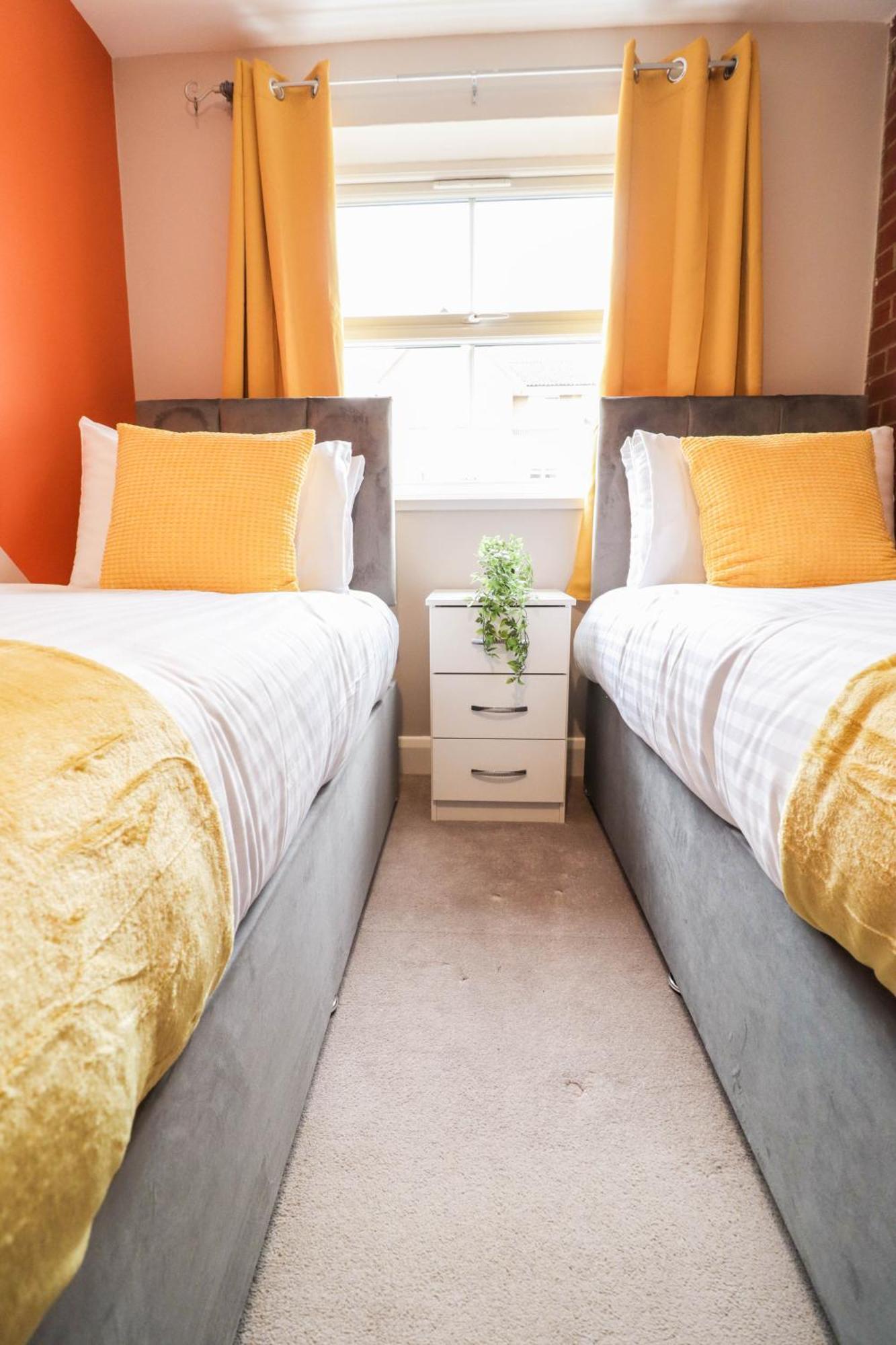 Comfortable 4-bedroom With Free Wifi And Driveway Holiday home Hillingdon