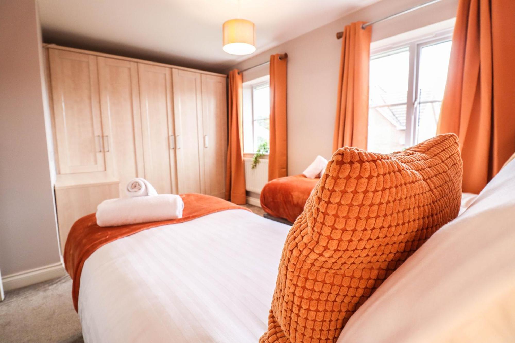 Comfortable 4-bedroom With Free Wifi And Driveway Holiday home Hillingdon