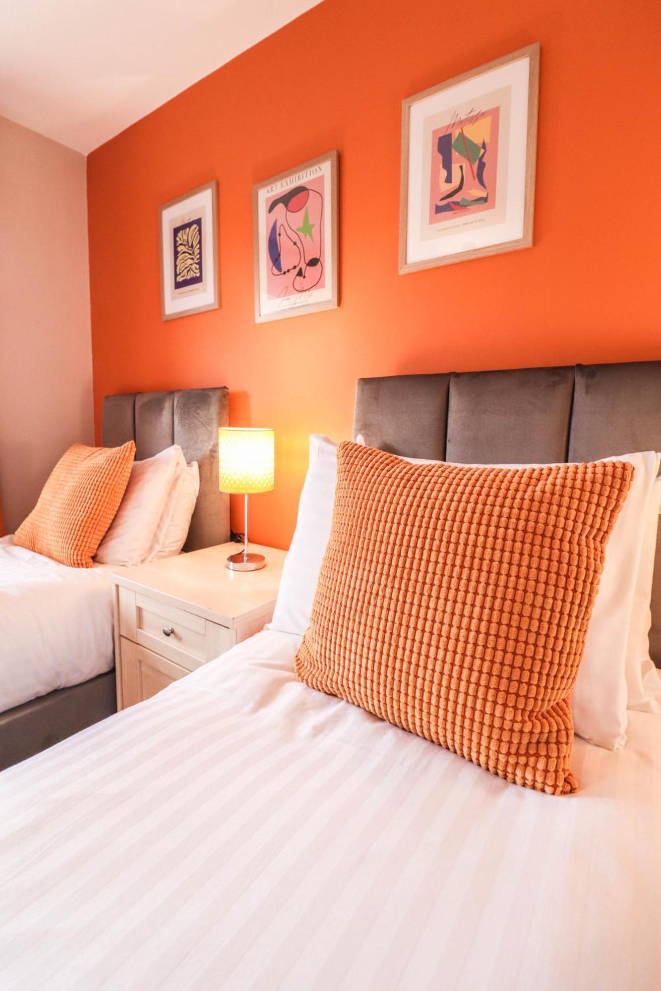 Comfortable 4-bedroom With Free Wifi And Driveway Hillingdon