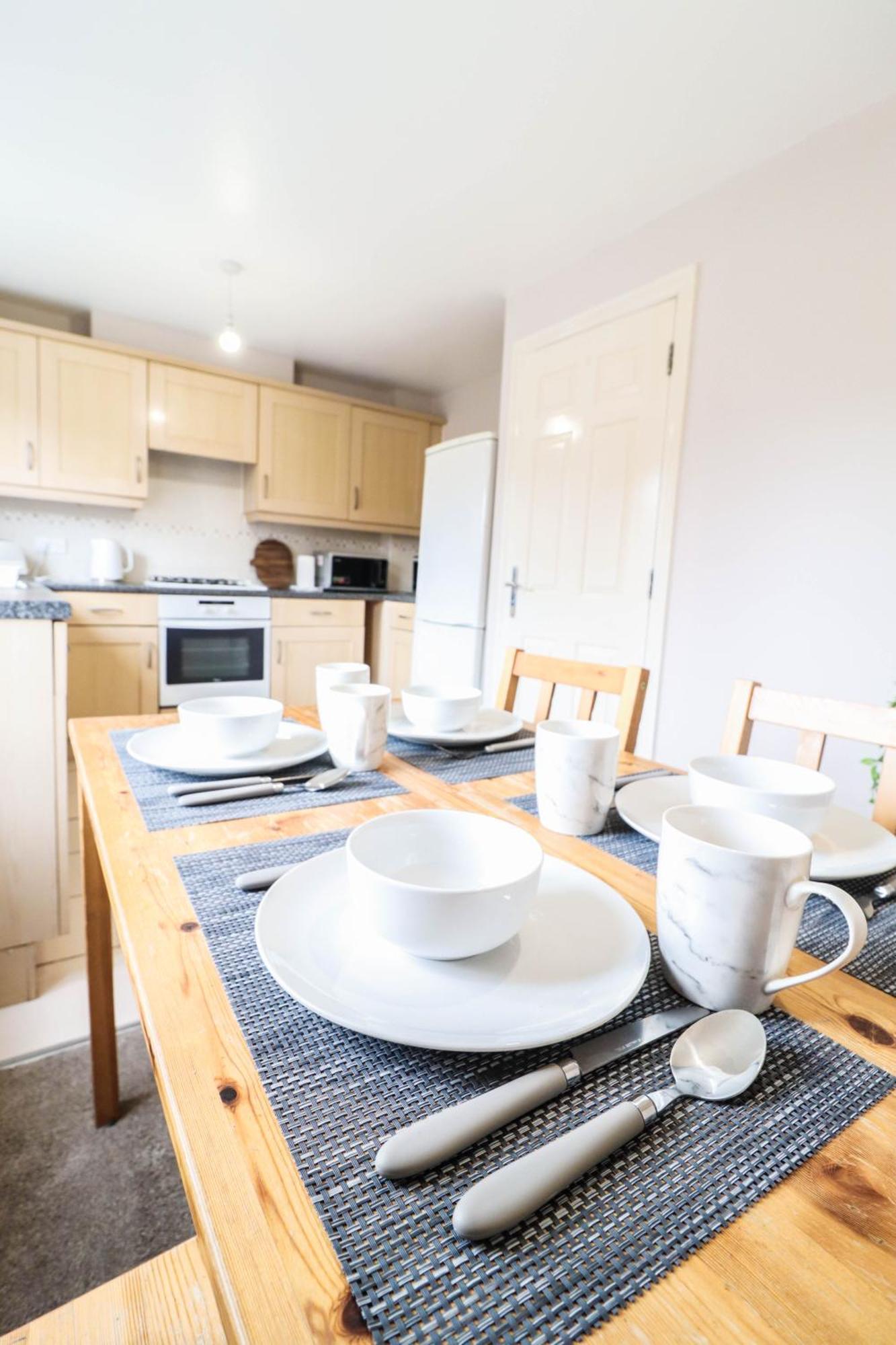 Comfortable 4-bedroom With Free Wifi And Driveway *