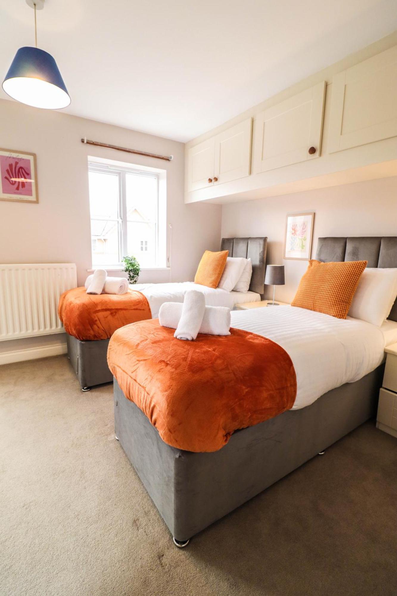 Comfortable 4-bedroom With Free Wifi And Driveway